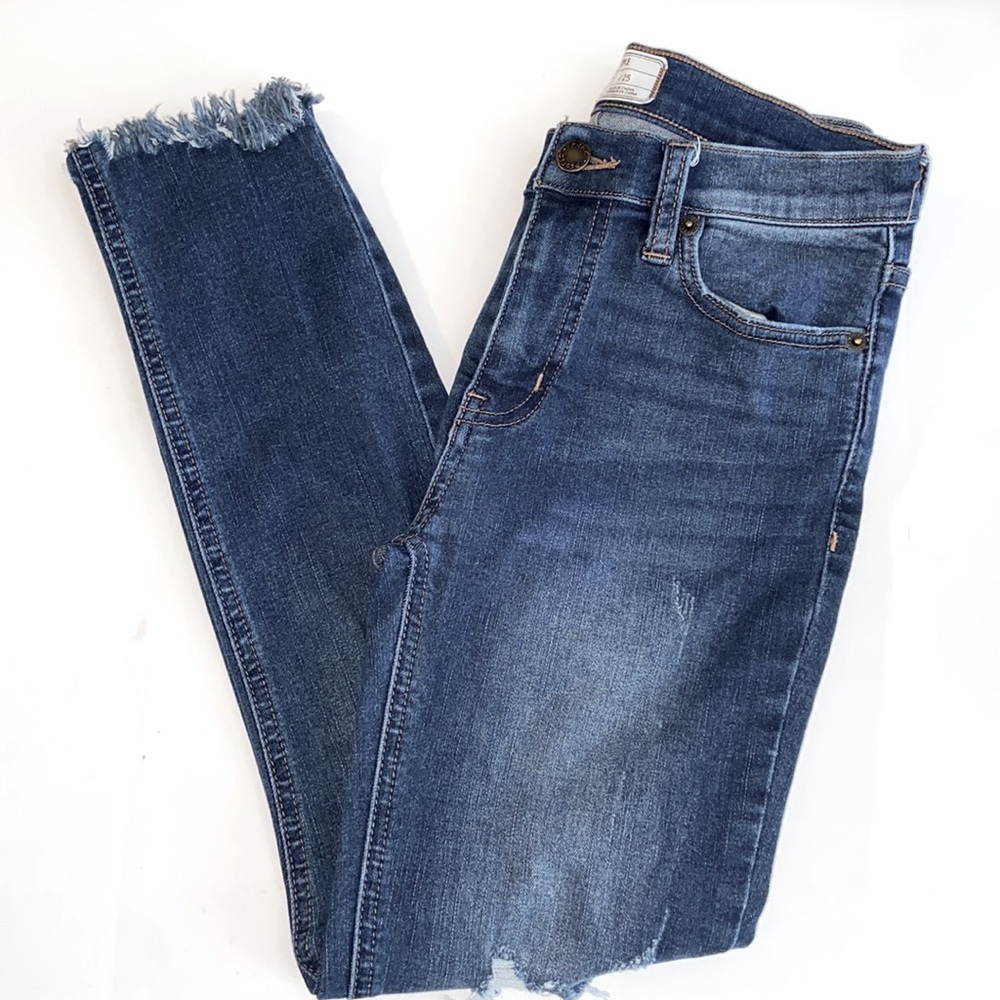 Free People  Medium Wash Raw Edge Distressed Mid-Rise Skinny Jeans: 4878